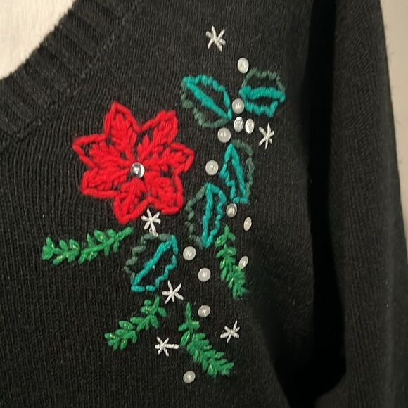 CHRISTMAS sweater with embroidered poinsettias.  Plus size XXL (20) - Picture 5 of 10